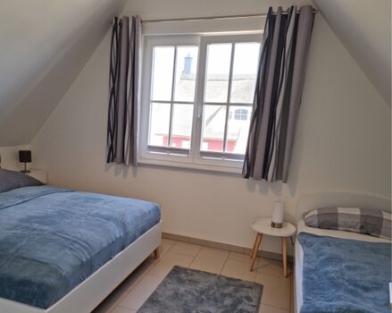 Schlafzimmer 2 mit Doppel-- und Einzelbett