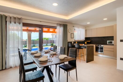 Küche mit Essbereich