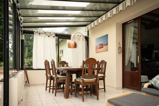 Wintergarten mit Esstisch