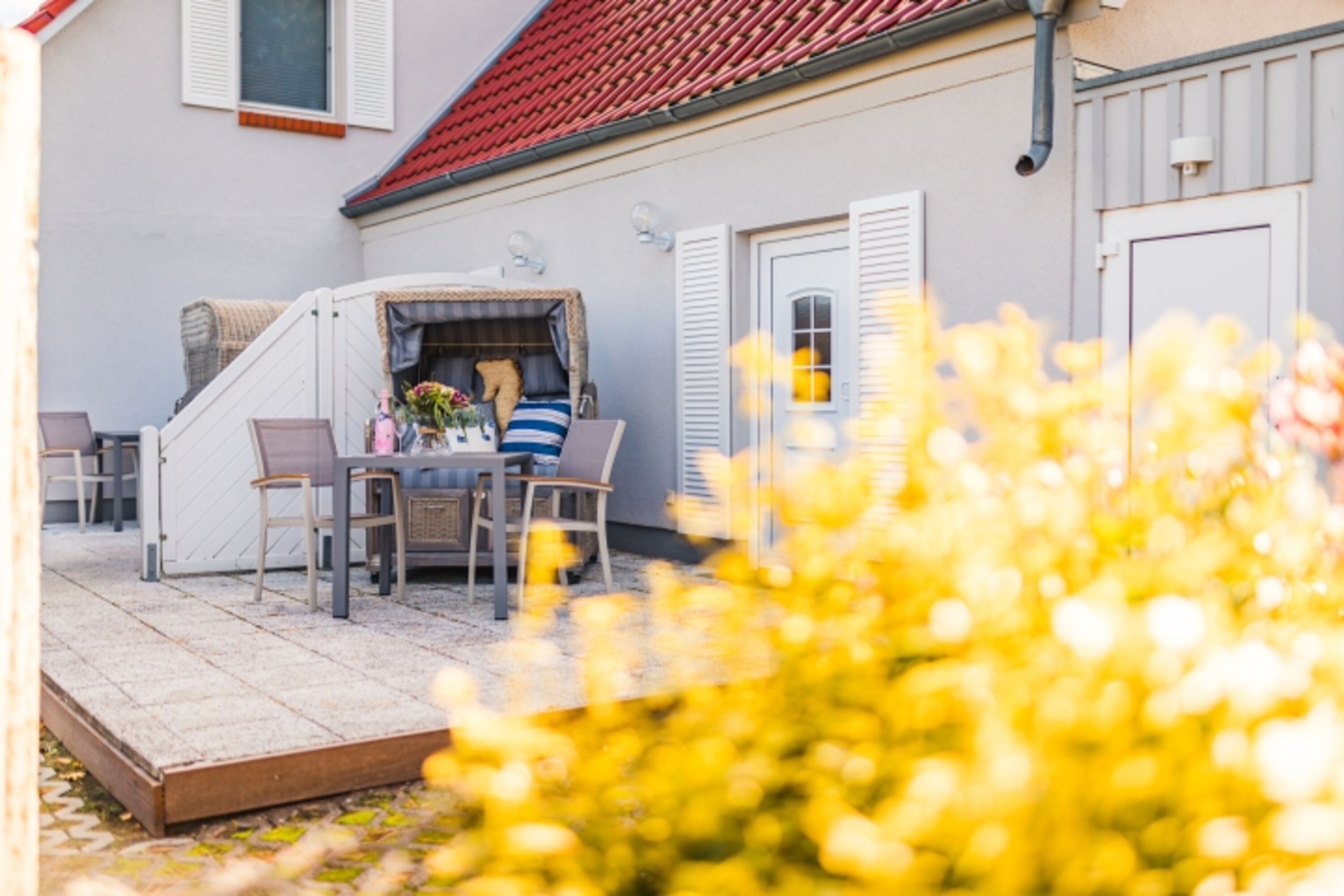 Terrasse mit Strandkorb