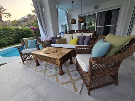 Lounge Terrasse im Hintergrund Outdoor-Essbereich