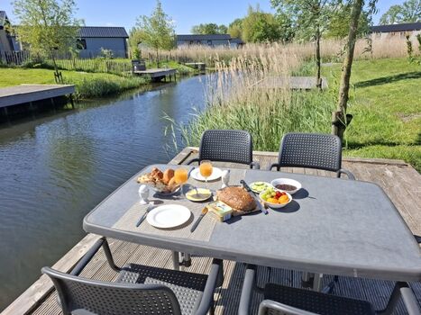 Frühstück direkt am Wasser 