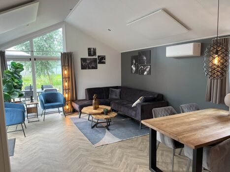 mit gemütlicher L-Couch und Klimaanlage