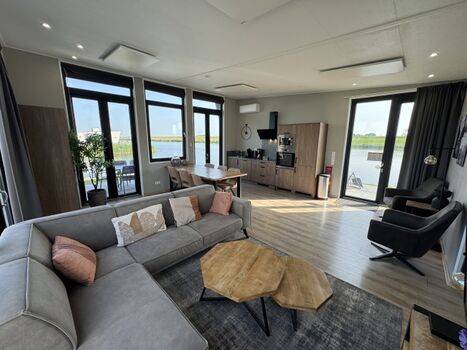 mit viel Glas und viel Aussicht auf das Wasser