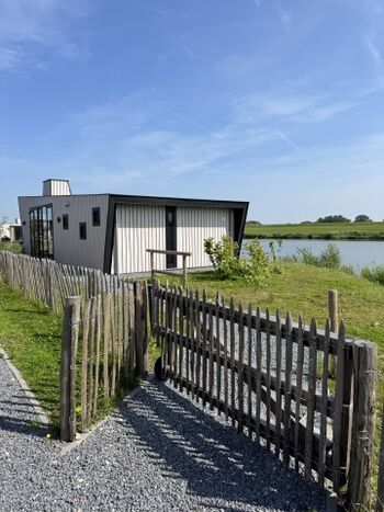 großes Tor zum eingezäunten Grundstück