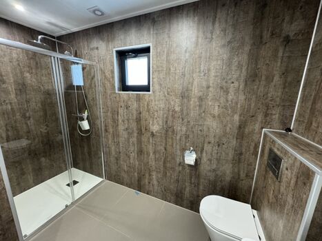 Duschbad mit Tageslicht und Fliegengitter