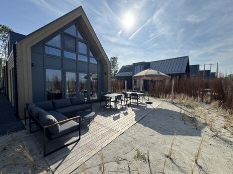 gut ausgestattet mit Lounge-Möbeln