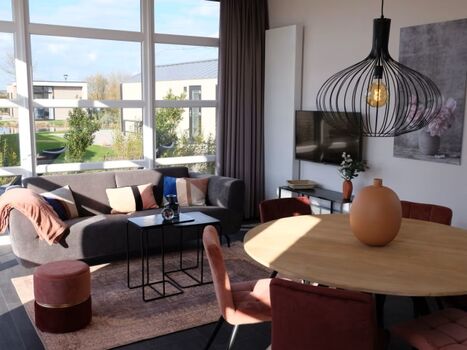 Der Wohnbereich ist gemütlich eingerichtet