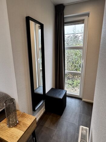 Kleidung kann im großen Ankleidebereich unter gebracht werden