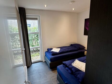 Das zweite Schlafzimmer bietet einen großen Schrank und 2 Betten