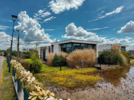 Chalet Wasserwelt mit Zaun und Steg direkt am Wasser