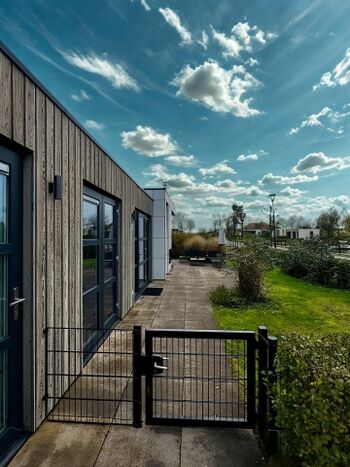 Der Zaun sorgt für die Sicherheit von Hund und Kind