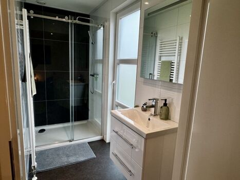 Das Bad ist von beiden Schlafzimmern zugänglich