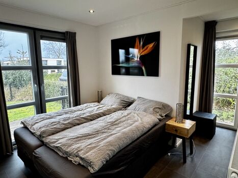 Vom Bett aus hat man einen Blick in den Garten