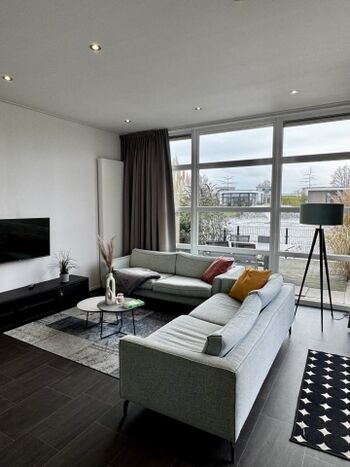 Der Wohnbereich bietet genügend Platz zum Entspannen