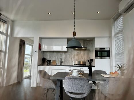 Die offene Küche ist komplett ausgestattet