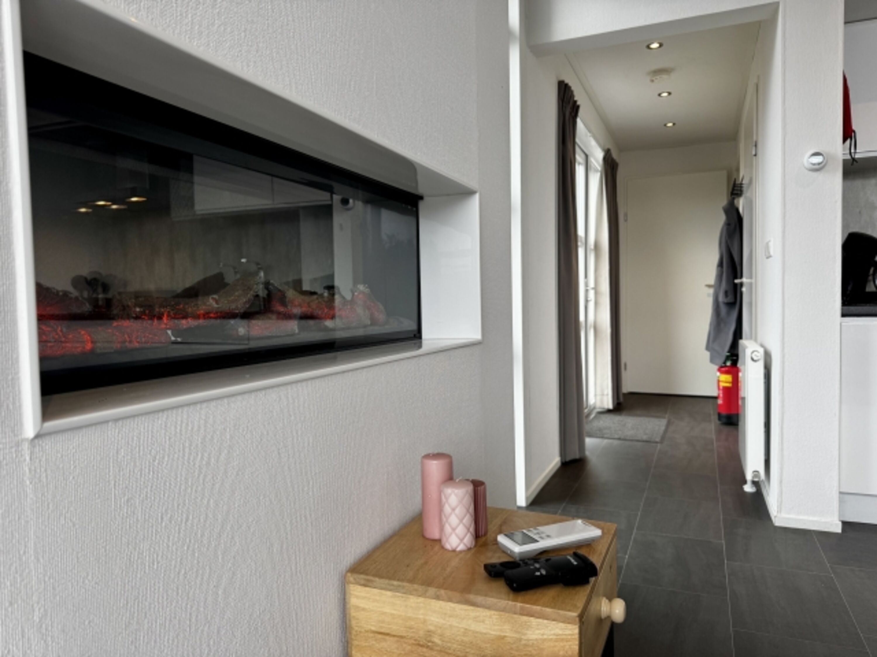 Ein Gaskamin rundet den Wohnbereich ab