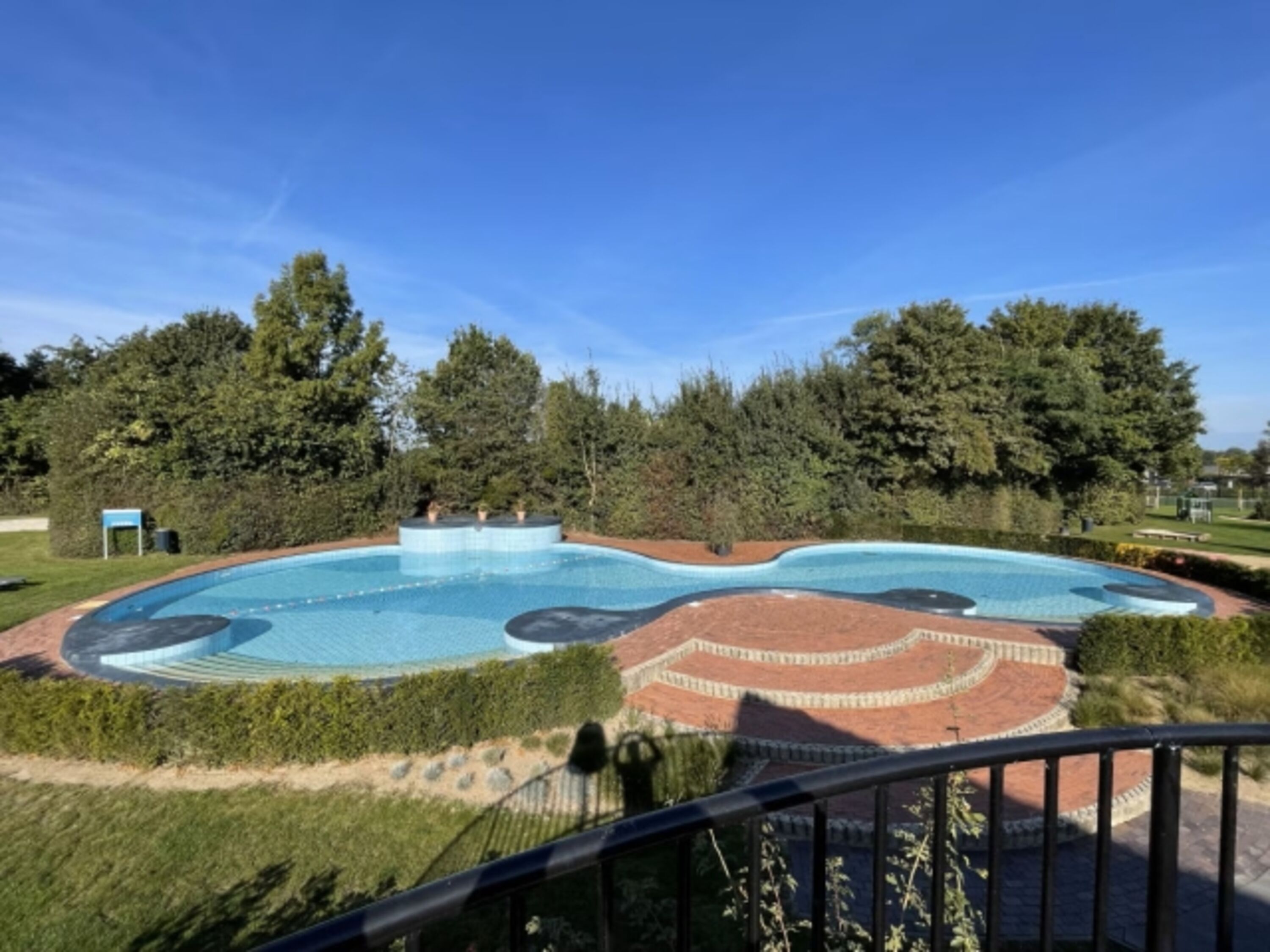 Der Park verfügt über ein kostenfreies Freibad
