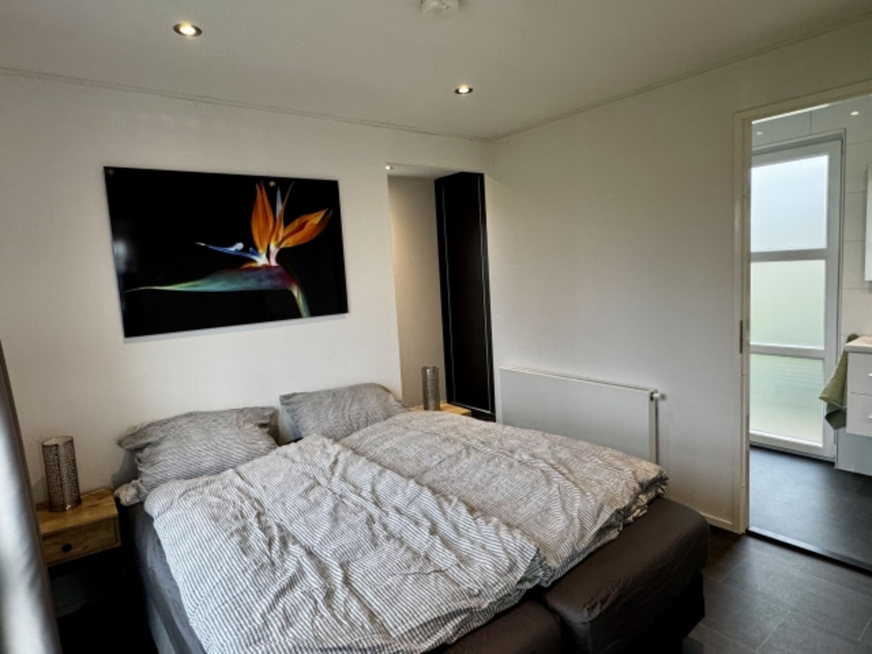 Das Hauptschlafzimmer verfügt über ein bequemes Doppelbett