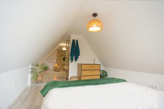 Ein helles, ruhiges Schlafzimmer mit sanften Tönen und natürlichen Akzenten. Kuscheln Sie sich unter die Decke, atmen Sie tief durch und spüren Sie, wie die Stille Sie langsam in den Schlaf wiegt.