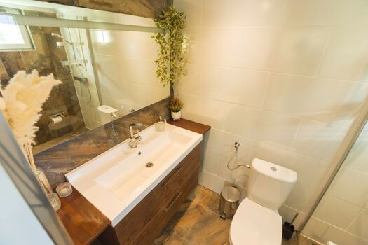 Das breite Waschbecken ist ideal für zwei – hier gibt es morgendlichen Stau!