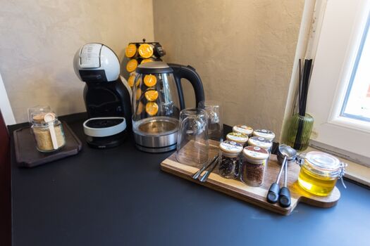 Starten Sie Ihren Tag mit unserer kostenlosen Kaffee- und Teebar, gefüllt mit Bio-Loseblatt-Tee von ManuTea und köstlichem Dolce Gusto Kaffee.