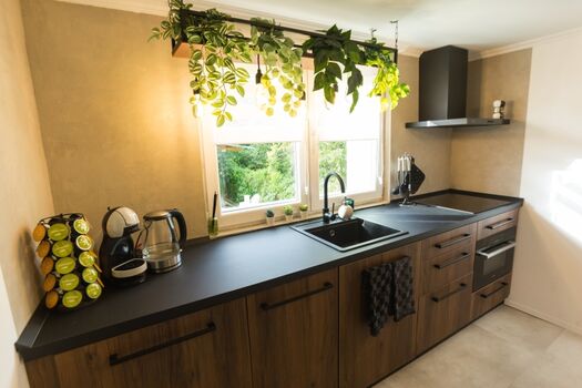 Mit Blick ins Grüne und umgeben von charmanten Details kannst du hier in Ruhe kochen. Alles ist bereit: von frischem Kaffee über Kräuter und Pfannen bis hin zu Inspirationen für ein entspanntes Abendessen.