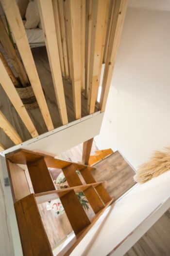 Unsere handgefertigte Treppe mit geschickten, abwechselnden Stufen ist ein echter Hingucker. Leider ist unser Haus dadurch nicht für Kinder geeignet.