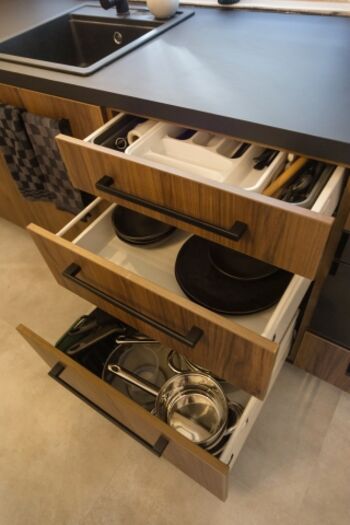 Alles in Reichweite: Besteck, Geschirr und Pfannen sind ordentlich in geräumigen Schubladen verstaut. So wird Kochen einfach und entspannt, ohne lange suchen zu müssen.