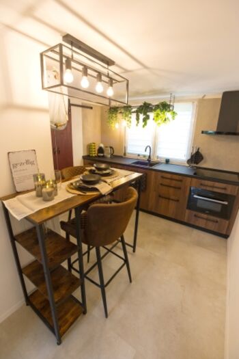 Ein Blick in die Küche – der perfekte Ort für ein ruhiges Frühstück an der einladenden Bar.