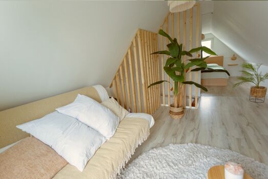 Diese sonnige Ecke lädt zum Tagträumen, Meditieren oder für ein Mittagsschläfchen ein. Das Sofa lässt sich in ein bequemes Doppelbett verwandeln, wenn Sie übernachten oder einfach nur entspannen möchten.