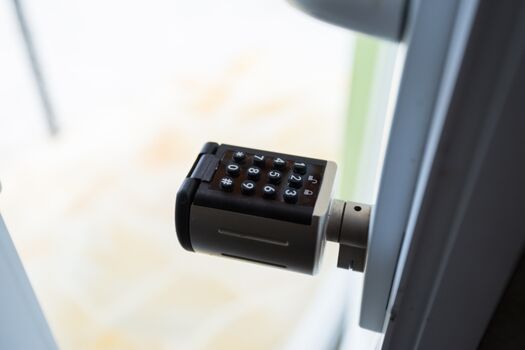 Kein Ärger mit Schlüsseln! Vor Ihrer Ankunft erhalten Sie einen persönlichen Code für das Tor und die Eingangstür. So können Sie rund um die Uhr unbesorgt eintreten.