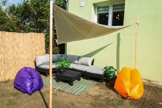 Entspannen Sie im Schatten mit einem guten Buch oder einem kühlen Drink.