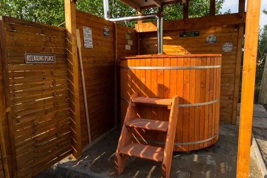 Unser authentischer, holzbefeuerter Hot tub– purer Genuss unter den Sternen.