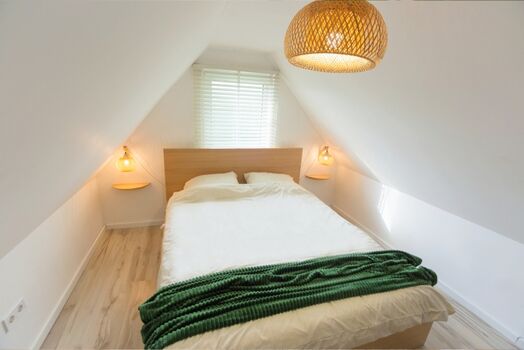 Wachen Sie im sanften Morgenlicht dieses frischen, romantischen Schlafzimmers auf.