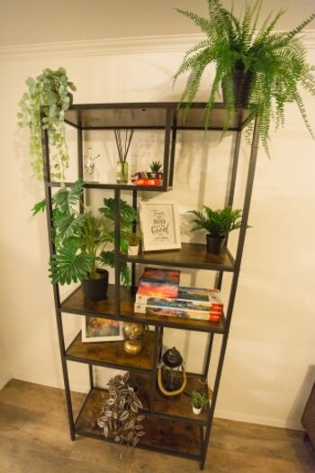 Ein schrank voller Grünpflanzen, Spiele und liebevoller Details. Ob du Lust auf eine Partie UNO hast, ein Puzzle spielst oder einfach nur etwas Schönes bestaunen möchtest – diese Ecke bringt sofort Ruhe.