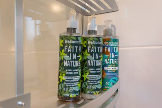 Verwöhnen Sie sich mit unseren Bio-Duschprodukten von Faith in Nature – kein Plastikmüll oder Hoteltüten – nur ehrliche Pflege mit einer grünen Mission.