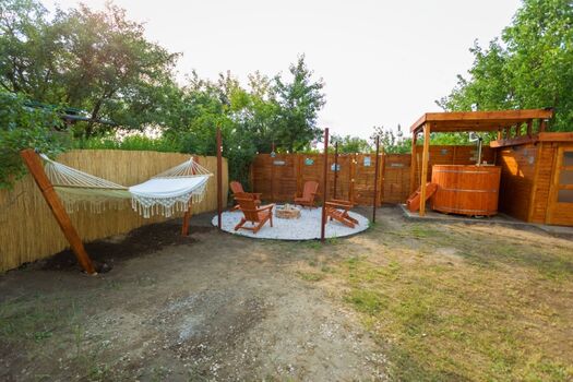 Ihr Ort zum Entspannen – Hängematte, Feuer, Whirlpool. Alles, was Sie brauchen.