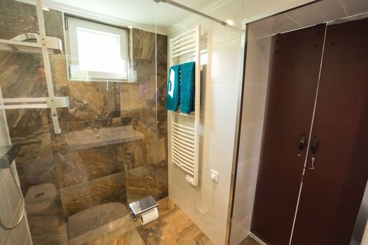 Der elektrische Handtuchwärmer sorgt nach jedem Duschen für angenehm warme Handtücher.