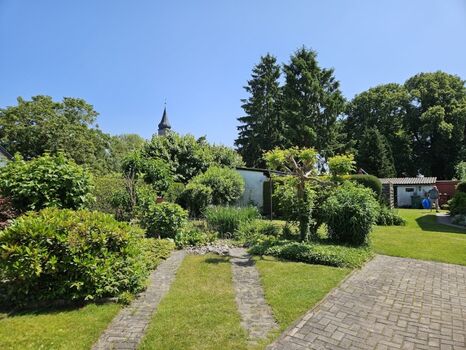 2 PKW-Stellplätze auf dem Grundstück