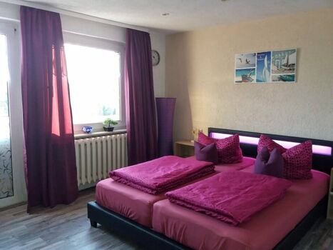 Schlafzimmer im Obergeschoss mit TV