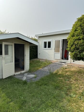 Eingang und Gartenhütte