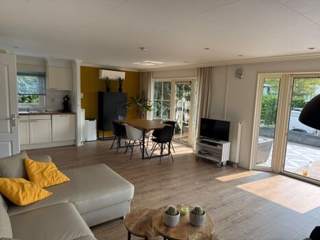 Wohn-Esszimmer mit offener Küche