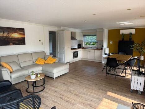 Wohn-Esszimmer mit offener Küche