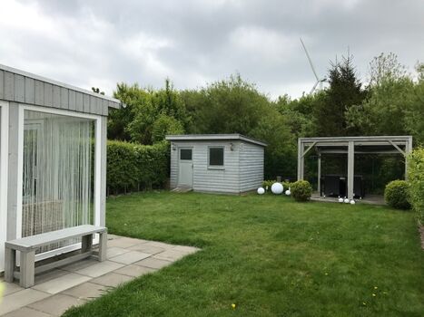 Garten mit Lounge überdacht