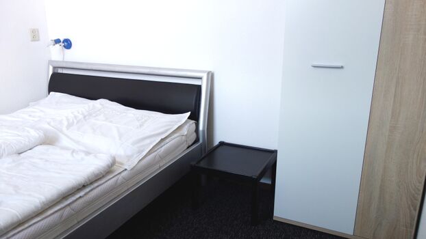 Schlafzimmer Erdgeschoss, Bett 1,40x2m, Schrank, Regal