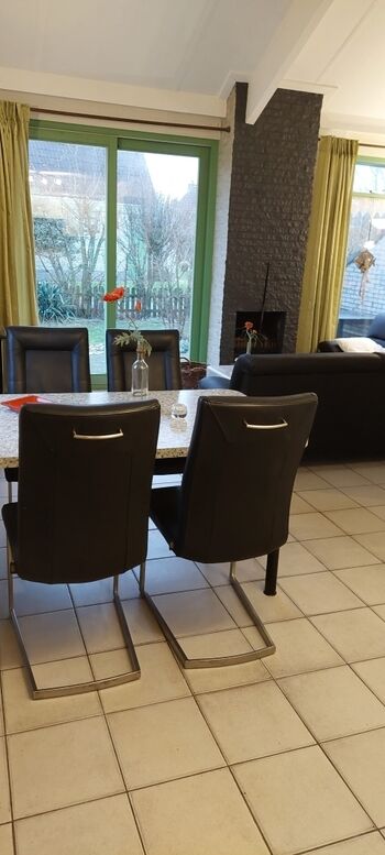 Essbereich mit Blick auf Terrassenfenster