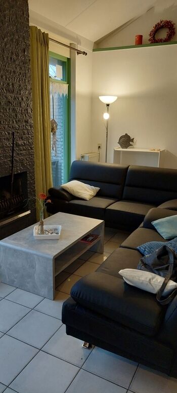 Wohnbereich andere Seite, Kamin links