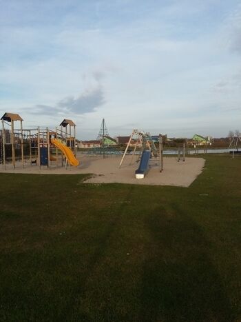 Toller Spielplatz im Park, Fußball, Basketball