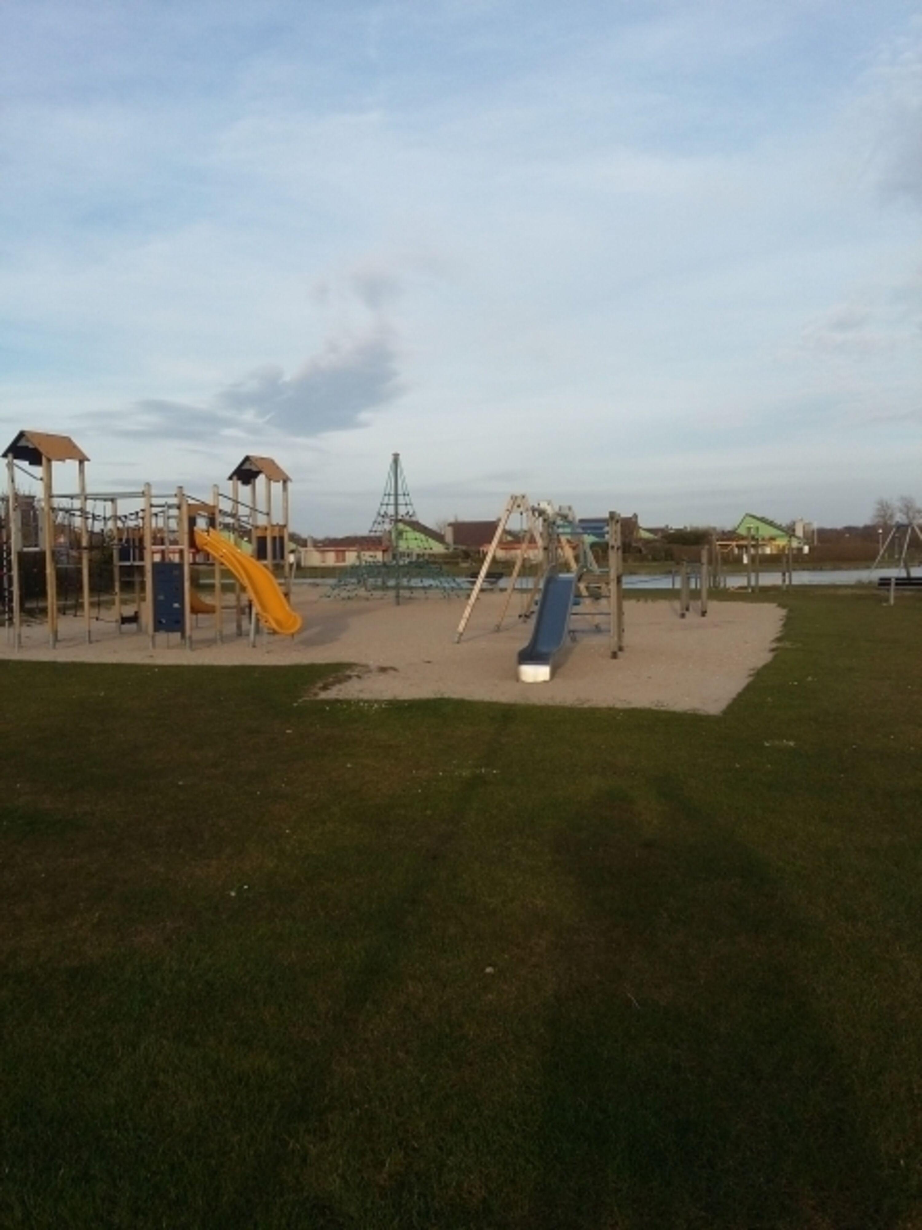 Toller Spielplatz im Park, Fußball, Basketball